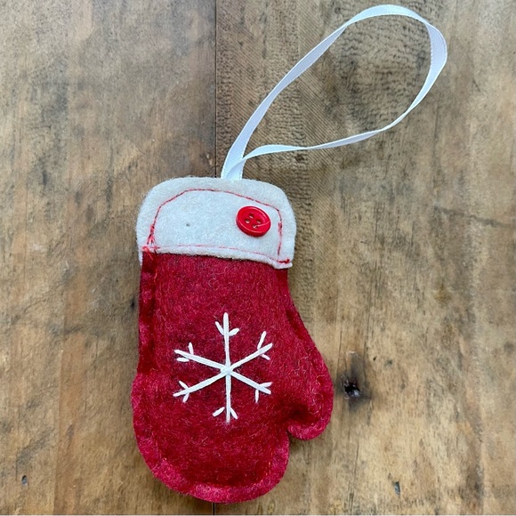 NWOT - Felt Mitten Budapest Christmas Ornament. - Picture 1 of 2
